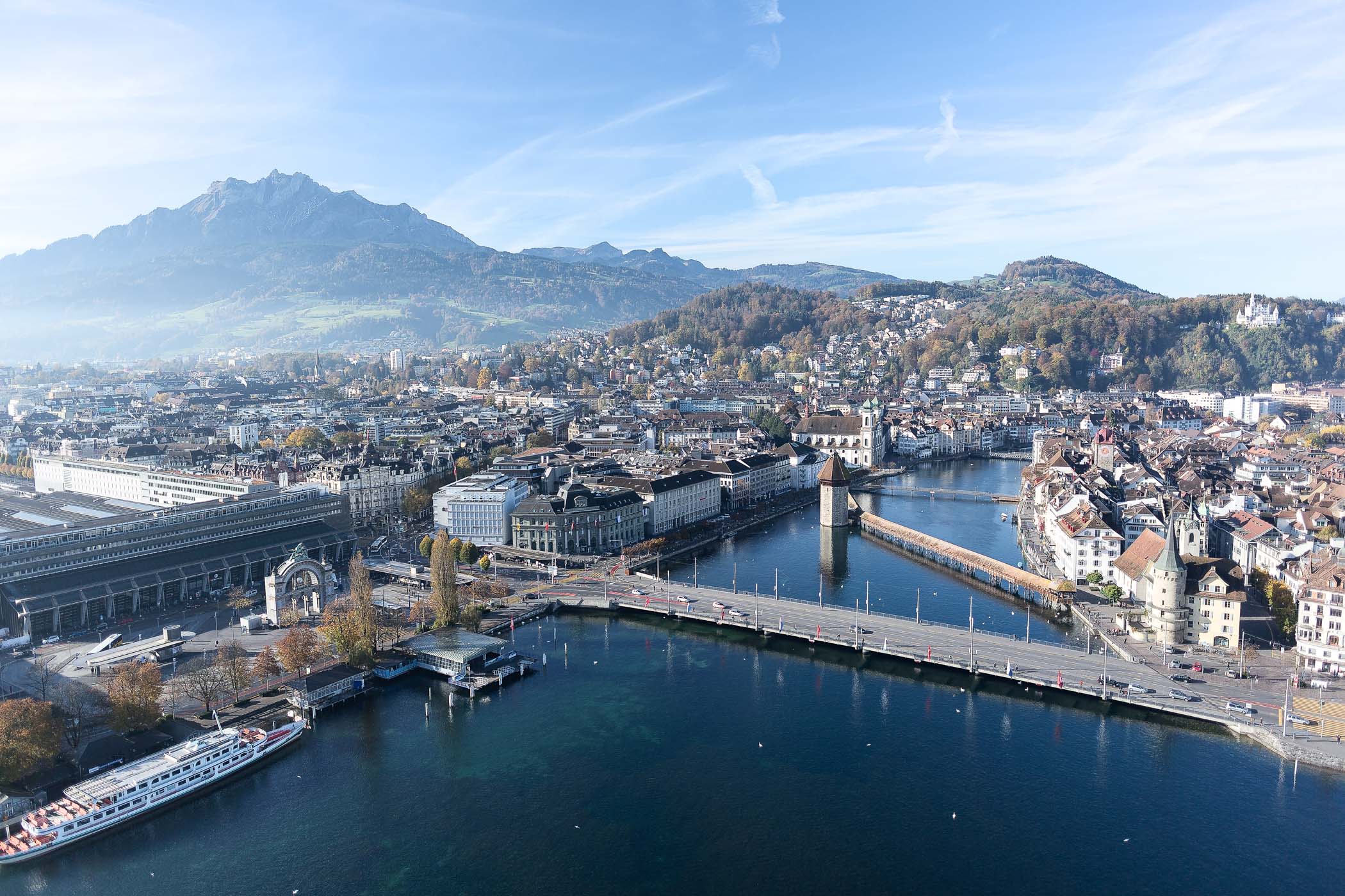 Luftaufnahme der Stadt Luzern am Vierwaldstättersee mit Alpenpanorama