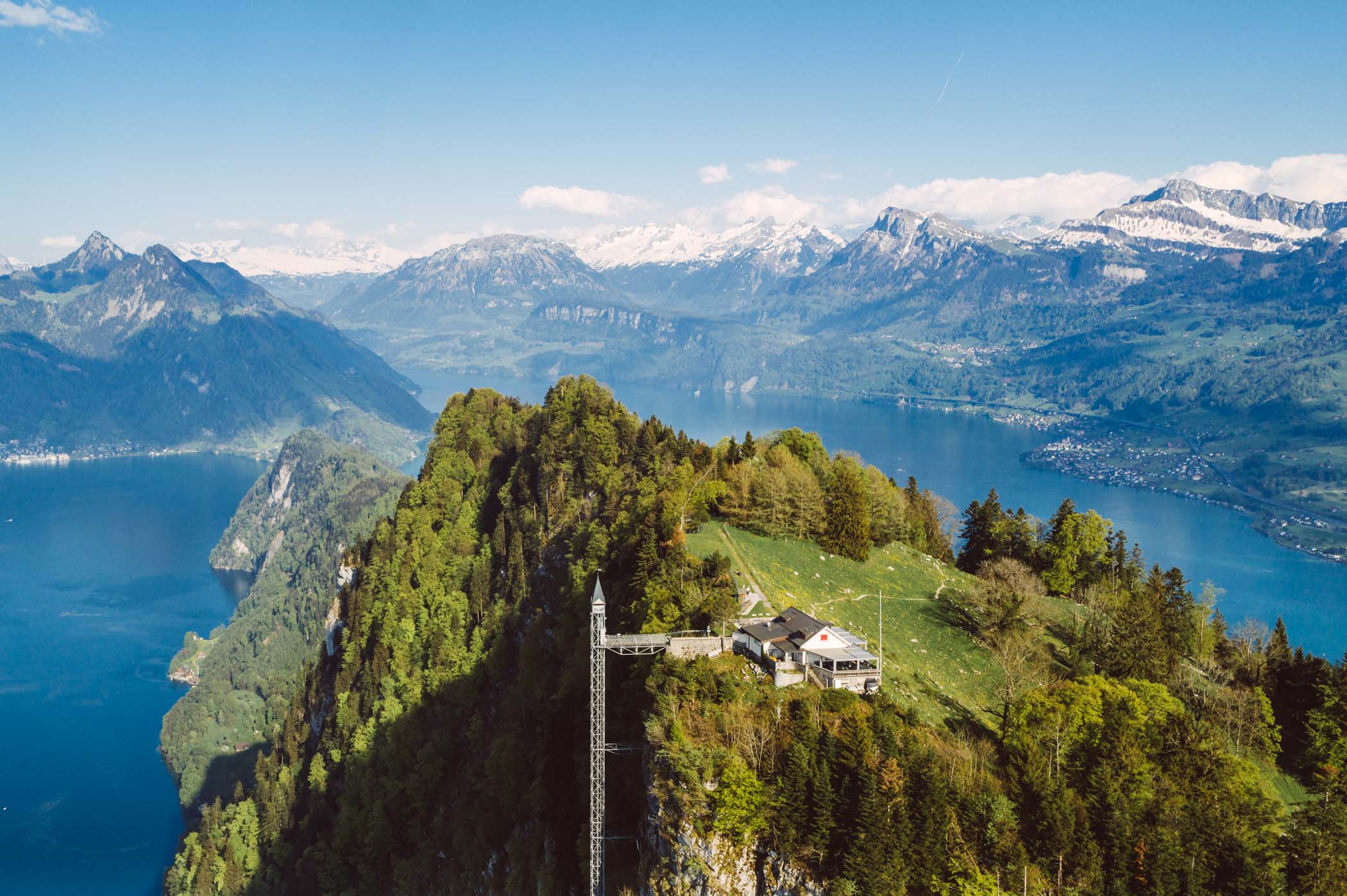 Luftaufnahme des Hammetschwandlifts am Bürgenstock über dem Vierwaldstättersee