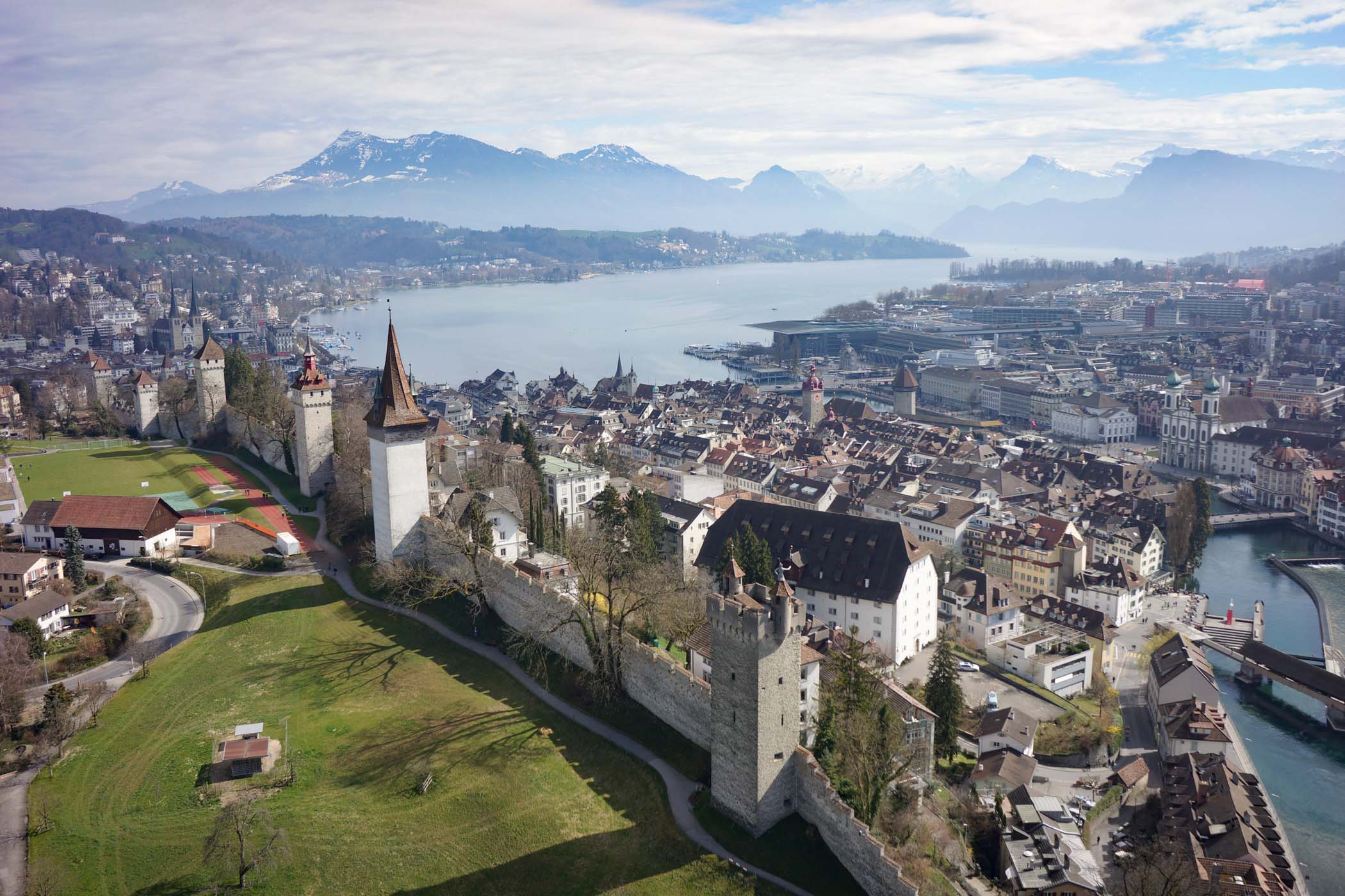 Drohnen-Luftaufnahme von Luzern & Landschaft mit Natur und Wasser als touristisches Motiv mit der Museggmauer